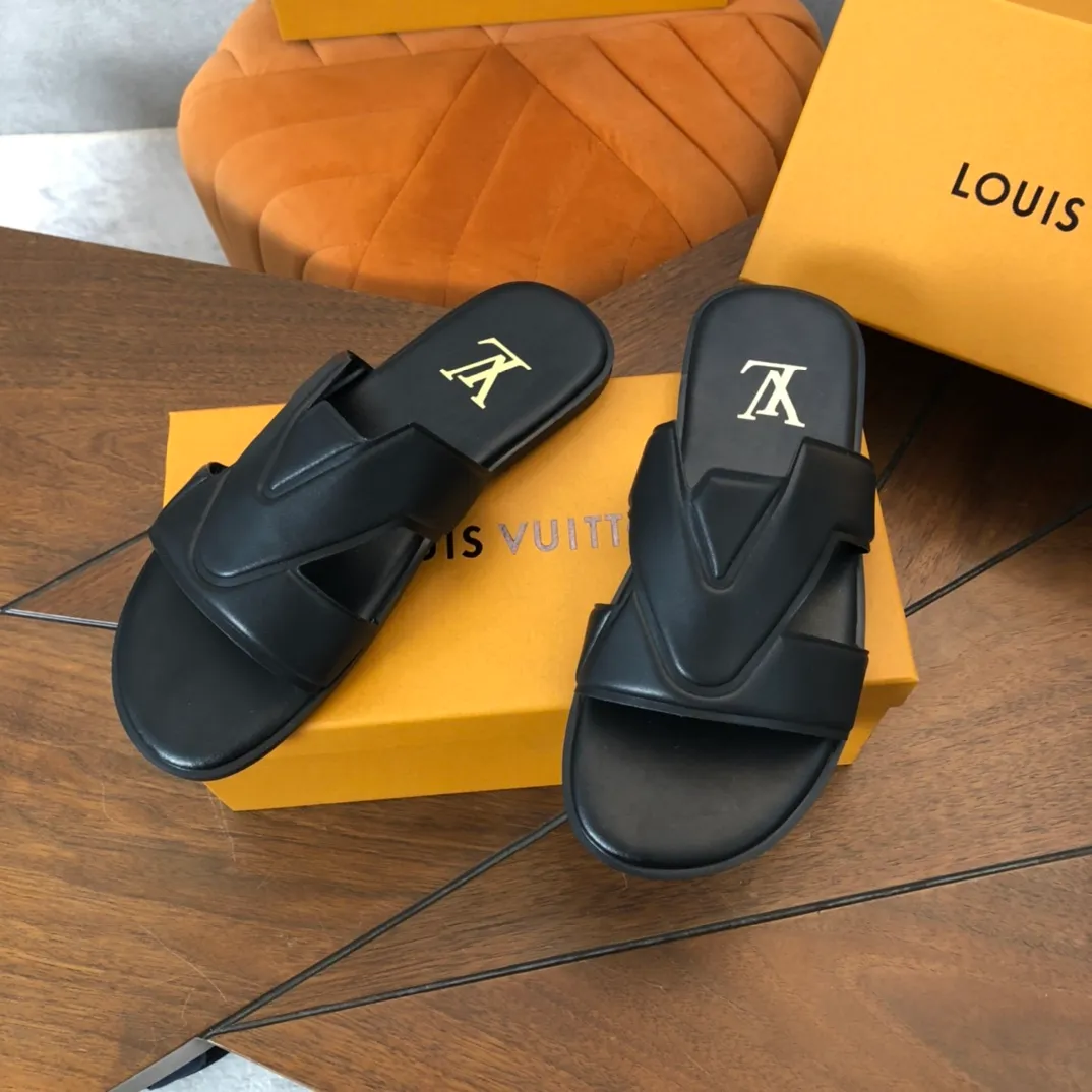 Factory price: 270💰LV counters are selling new brand luxury men's slippers, casual, loose and comfortable. The must-have model in the picture above [Happy][Happy], multiple colors available Size: 38-44, customized 45